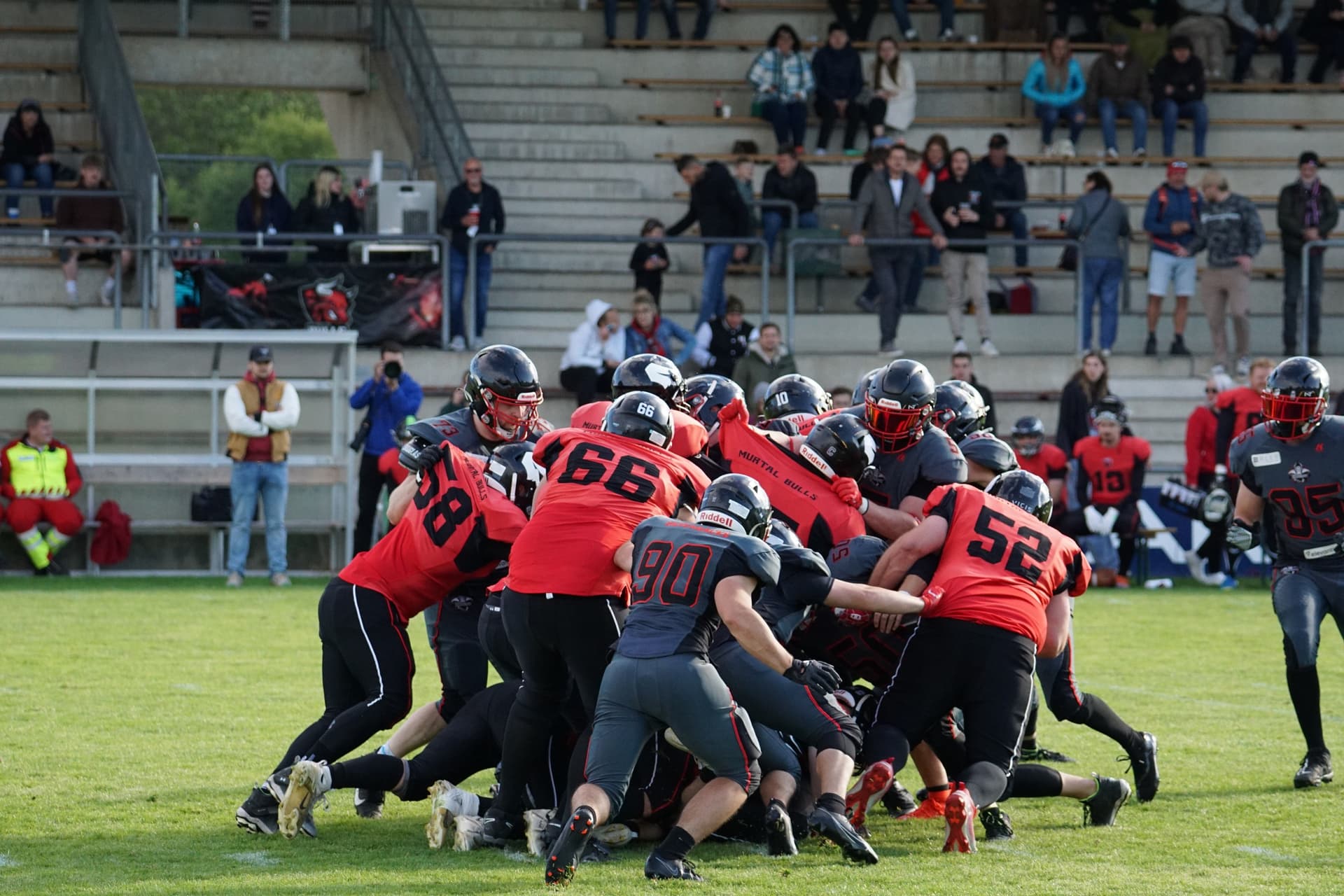 Defense der Silverbacks stoppt das Run Game der SG Bulls & Hurricanes