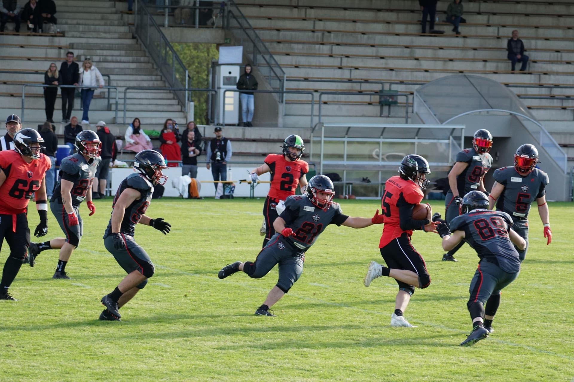 Gegnerischer Quarterback unter Druck und zum eigenen Lauf gezwungen