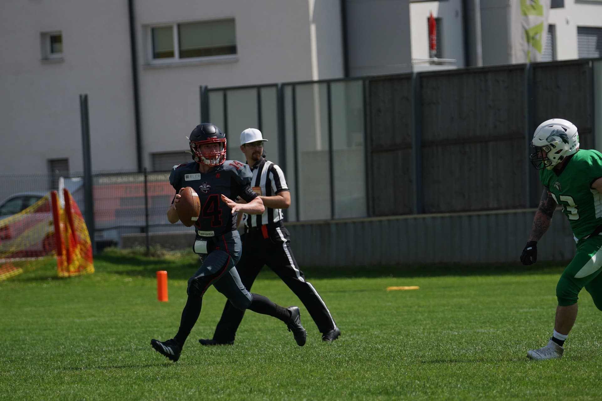 QB #14 Patrik Puchala beim Wurf gegen die Woodquarter Wolves