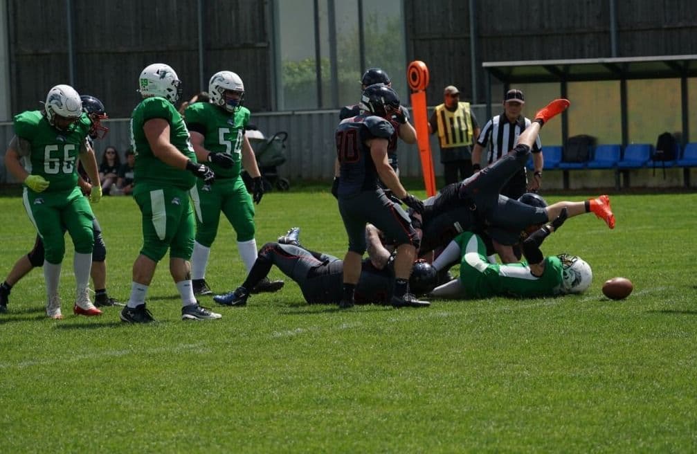 Defense der Silverbacks im vollen Einsatz gegen die Woodquarter Wolves